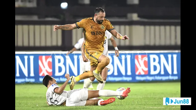 Bhayangkara và Persik Kediri tranh chấp mạnh mẽ trong trận đấu quyết liệt