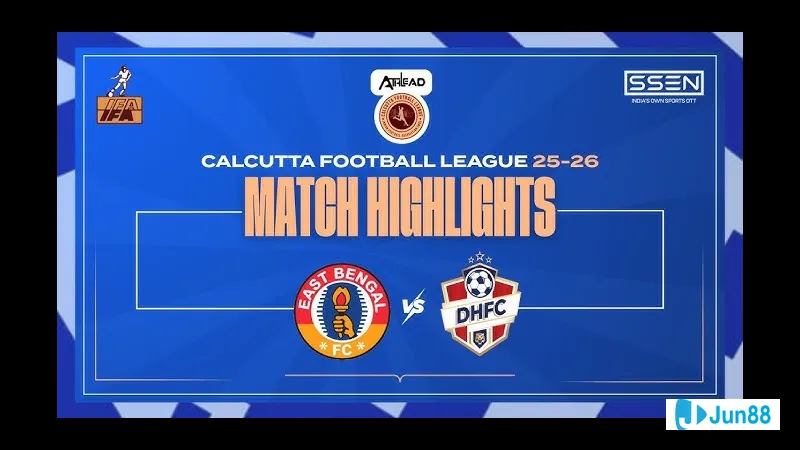 Cầu thủ Kalighat chạy nhanh với bóng trước sự áp đảo của đối thủ từ đội Railway