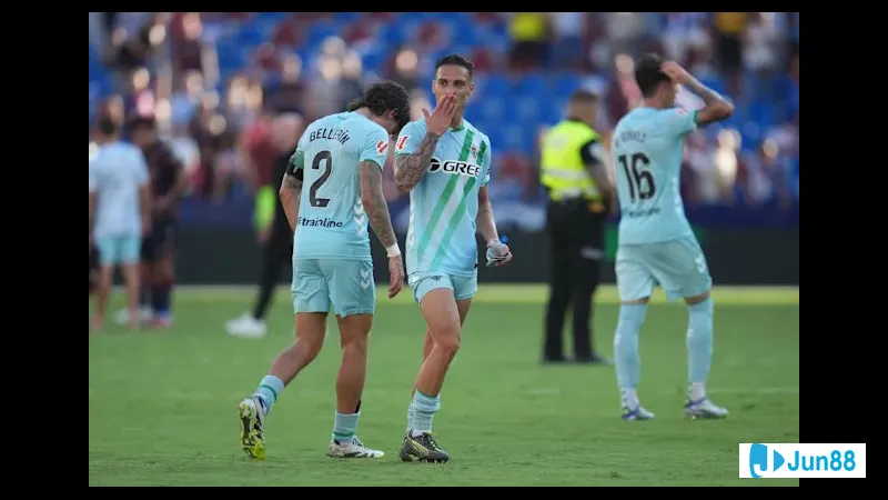 Cầu thủ Real Betis vượt qua hậu vệ Nottingham trong một khoảnh khắc kỹ thuật