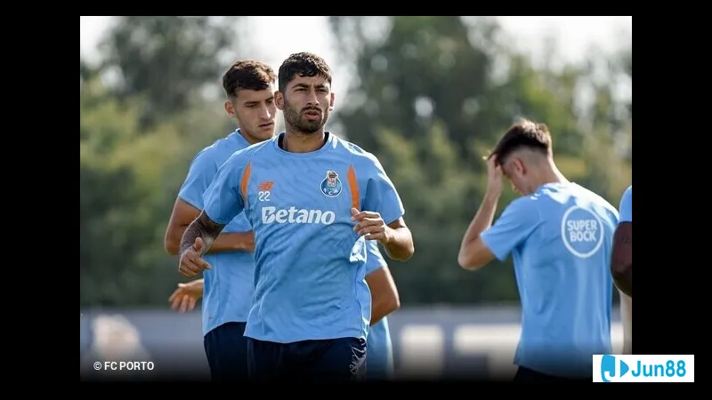 Cầu thủ Salzburg vượt qua cầu thủ Porto với tốc độ nhanh trên sân cỏ Cầu thủ Salzburg vượt qua cầu thủ Porto với tốc độ nhanh trên sân cỏ