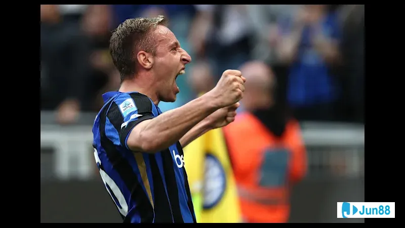 Cầu thủ của Inter đang nỗ lực chống lại sự áp đảo từ Cremonese trong trận đấu