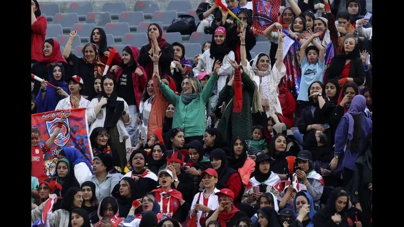 Cầu thủ Iran nỗ lực ghi bàn trong trận đấu với Tanzania