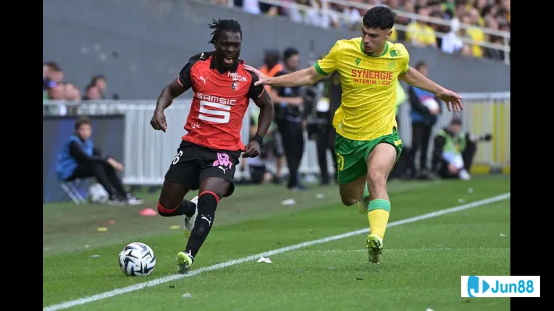 Cầu thủ của Le Havre hướng bóng vào vòng cấm Rennes trong trận đấu sôi động