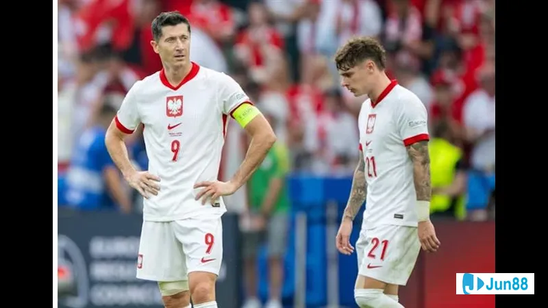 Cầu thủ Ba Lan vượt qua cầu thủ Lithuania trên sân cỏ