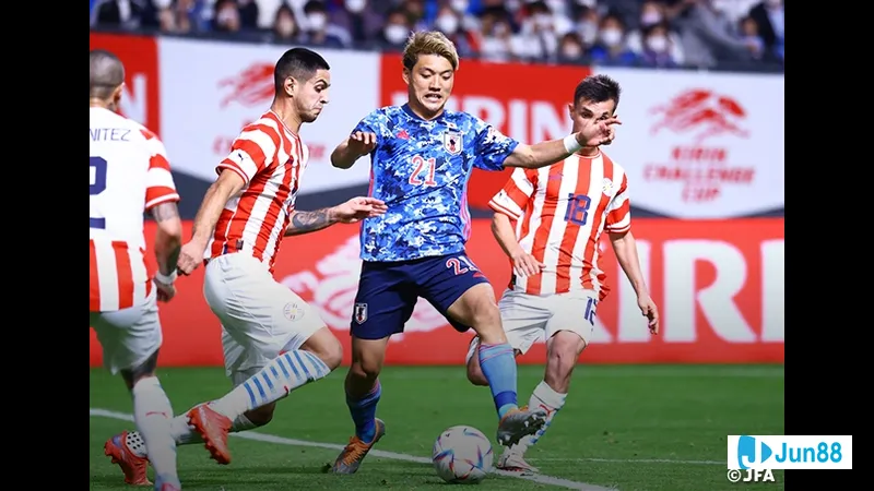 Cầu thủ Nhật Bản dũng cảm chống lại sức ép từ hậu vệ Paraguay