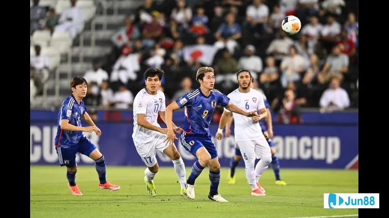 Cầu thủ Nhật Bản kiểm soát bóng trước sự áp đảo của cầu thủ Paraguay trong trận đấu.