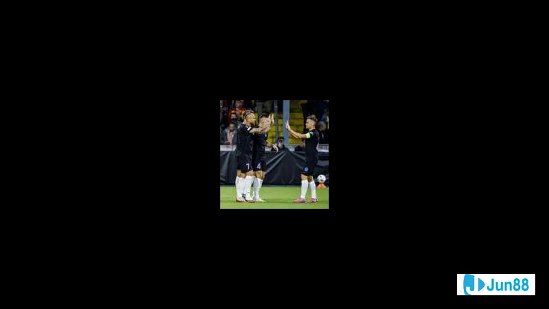 Cầu thủ Panathinaikos đối mặt với hậu vệ của G.A. Eagles trong trận đấu