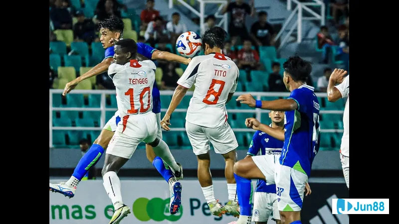 Cầu thủ Persiku Kudus chiến đấu quyết liệt để giữ bóng trước sự áp đảo từ đối thủ Barito…