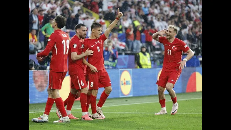 Cầu thủ Thổ Nhĩ Kỳ chiến đấu quyết liệt với cầu thủ Georgia trong trận đấu