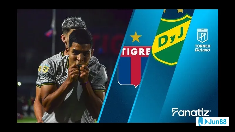 Cầu thủ của Tigre truy cản bóng từ cầu thủ của Defensa y Justicia