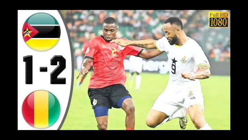 Cầu thủ Yemen chiến đấu với cầu thủ Brunei trong trận đấu bóng đá