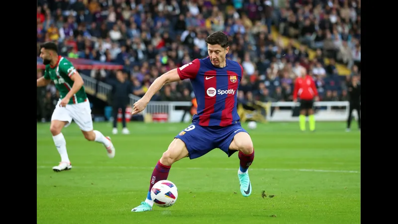 Cầu thủ Barca với bóng trước Alaves trong trận đấu Cầu thủ Barca với bóng trước Alaves trong trận đấu