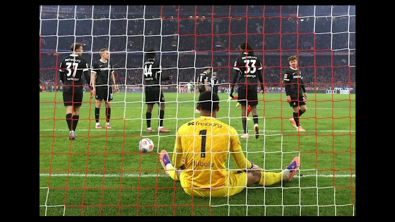 Cầu thủ Freiburg tung cú sút mạnh mẽ vào khung thành của Mainz trong trận đấu Cầu thủ Freiburg tung cú sút mạnh mẽ vào khung thành của Mainz trong trận đấu