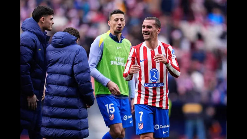 Cầu thủ của Baleares vượt qua hậu vệ Atletico Madrid trong trận đấu quyết liệt