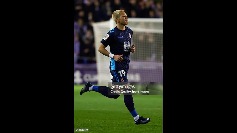 Cầu thủ của Cultural Leonesa tạo ra cơ hội ghi bàn trước Levante trong trận đấu quyết liệt