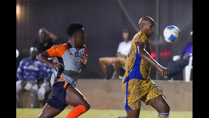 Cầu thủ của Defence Force dũng mãnh chặn đường tiến của Prisin Service