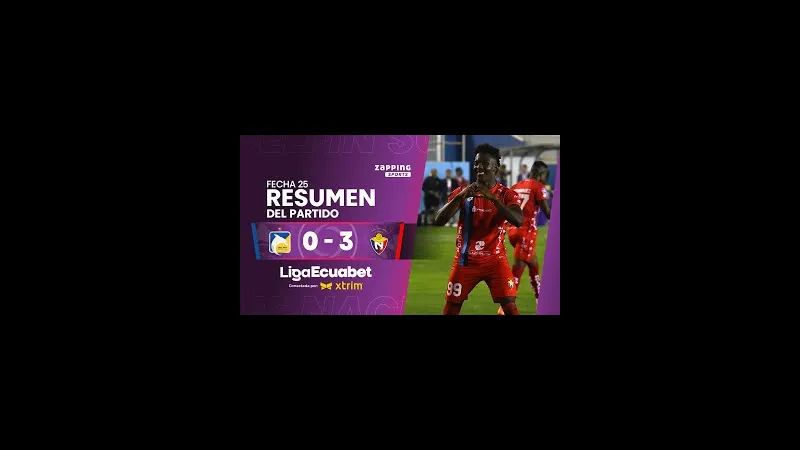 Cầu thủ của El Nacional chạy nhanh với bóng trước sự truy đuổi từ cầu thủ của Delfin