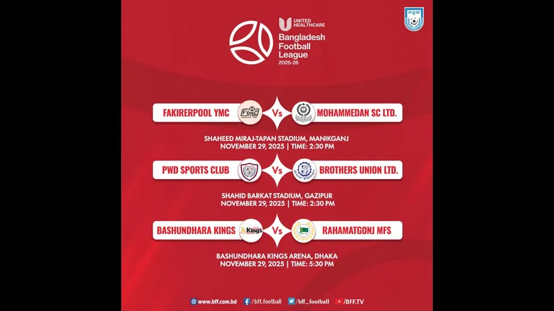 Cầu thủ của Fakierpool YMC và PWD Sports Club đang quyết liệt tranh chấp bóng trên sân cỏ Cầu thủ của Fakierpool YMC và PWD Sports Club đang quyết liệt tranh chấp bóng trên sân cỏ