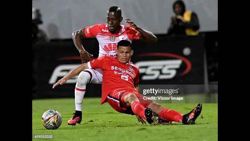 Cầu thủ của Fortaleza chiến đấu gay gắt để giữ bóng khỏi Santa Fe