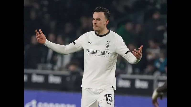 Cầu thủ Monchengladbach vượt qua hậu vệ St. Pauli bằng kỹ thuật cá nhân tinh tế