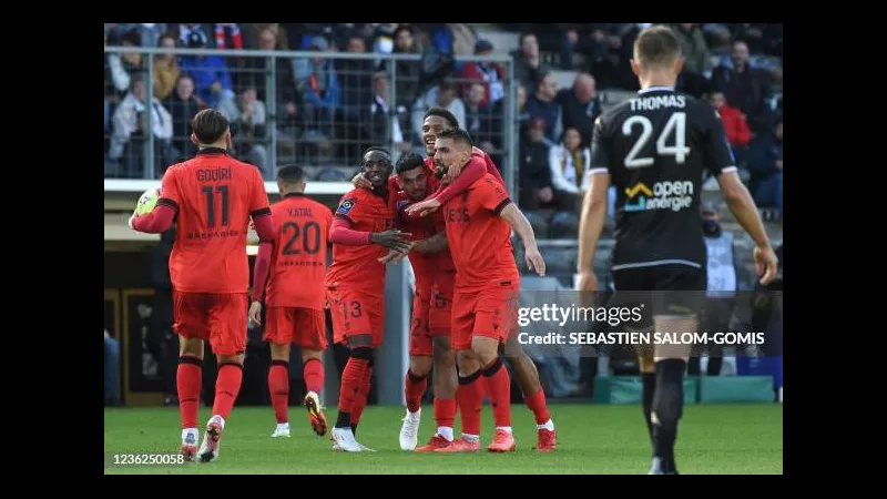 Cầu thủ Nice cứng cỏi giữ bóng trước sự áp đảo từ hậu vệ Angers.