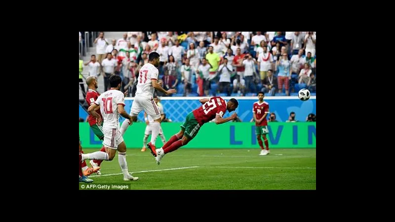 Cầu thủ Ma Rốc đang hứng chịu sức ép từ cầu thủ Oman trong trận đấu bóng đá