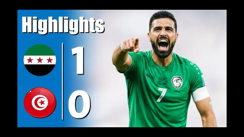 Cầu thủ Palestine đi bóng qua hậu vệ Tunisia trong trận đấu quyết liệt.