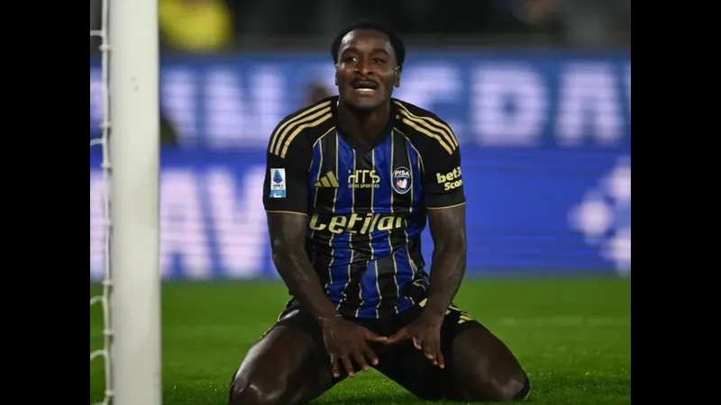 Cầu thủ của Pisa vượt qua cầu thủ Parma trong trận đấu bóng đá