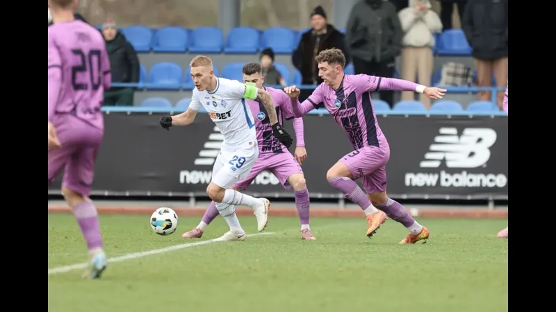 Cầu thủ của SC Poltava đang dốc hết sức lực để chuyền bóng vượt qua hàng phòng ngự của đối…