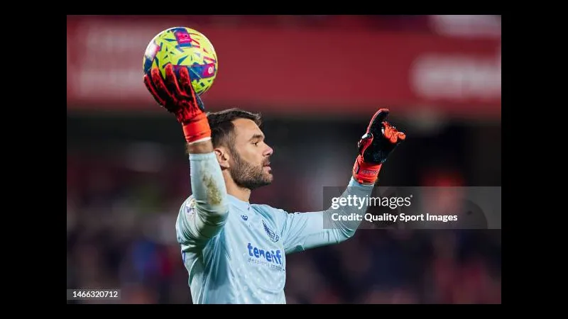 Cầu thủ của Granada vượt qua cầu thủ của Tenerife trong trận đấu