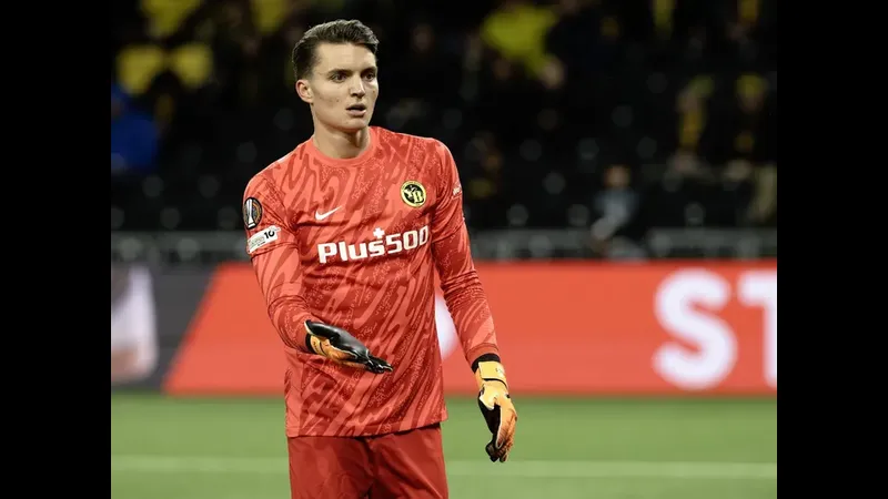 Cầu thủ Young Boys giữ bóng trước sự áp đảo của cầu thủ Lille